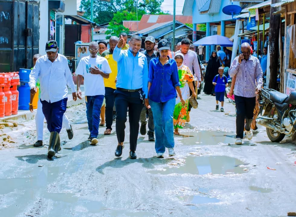 MKUU WA WILAYA KIGAMBONI AKAGUA MIUNDOMBINU YA BARABARA, ATOA MAELEKEZO KWA HATUA ZA HARAKA